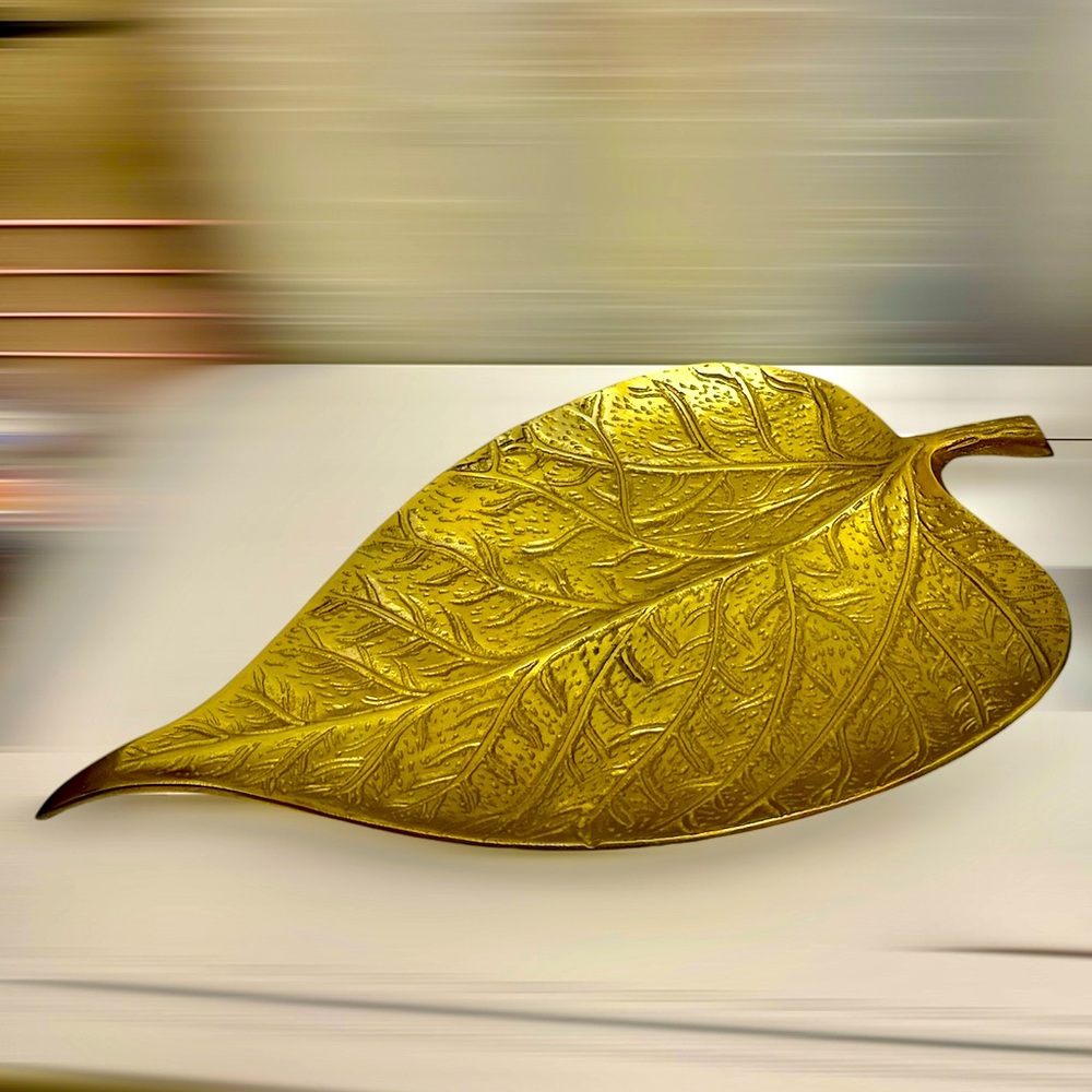VINTAGE HUGE LEAF SOLID BRASS DECORATIVE TRAY/PLATTER